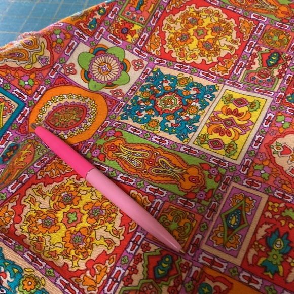 Vintage Fabric. Fabric is a polyester crepe. Early 70’s. - Picture 2 of 2